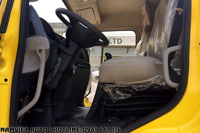 Cabin đươc trang bị hệ thống dây đai an toàn và đèn cảnh báo hiện thị trên mặt đồng hồ táp lô của xe tải dongfeng hoàng huy 4 chân isl315